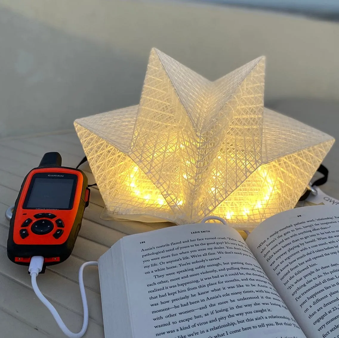 Solar-Powered Light   Power Bank: Solar QWNN
