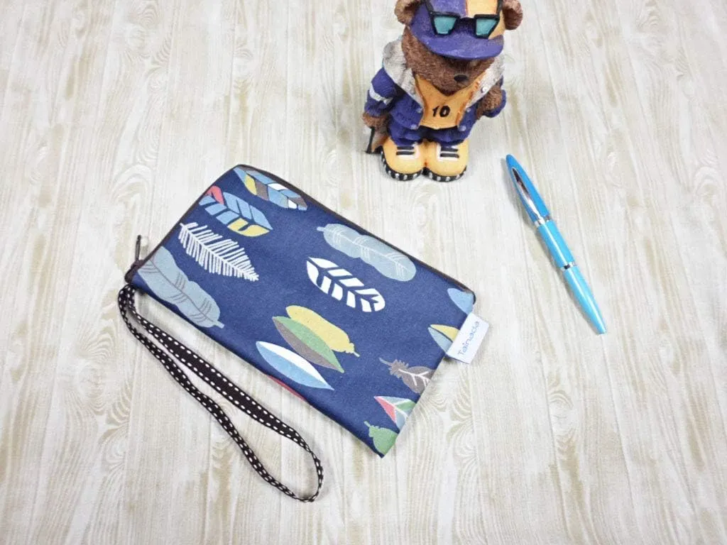Tainada Women Universal Phone Wristlet Wallet Pouch, Dual Slots Zipper Purse Carry Case Bag for iPhone 15/14 Pro Max, Samsung S24 , S23 FE, A35, A54; Feather Pattern Navy Blue